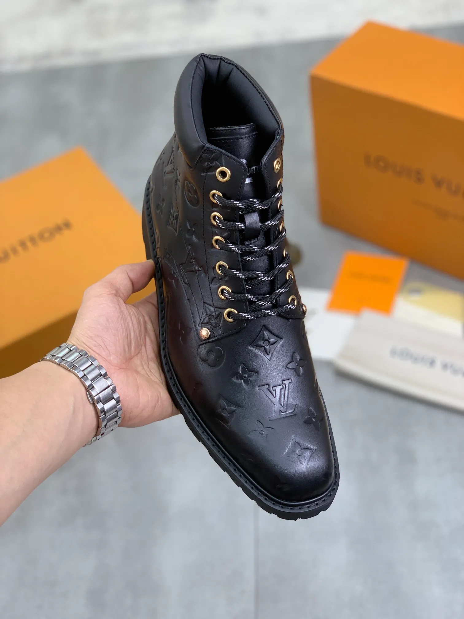 Men's shoes 💰P600💰【New】🆘Water-dyed cow lining LV Louis Vuitton business high-top leather shoes, made of original imported Italian 🇮🇹 selected calfskin, full cowhide lining, carefully handmade by professional shoemakers, the original version is specially designed for wear-resistant outsole. Standard code: 38-44 3⃣️color🉑️select